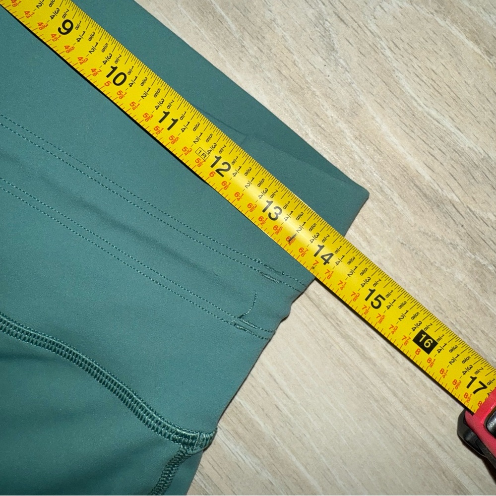 Vuori Daily Leggings-PLEASE SEE MEASUREMENTS. - Picture 8 of 10